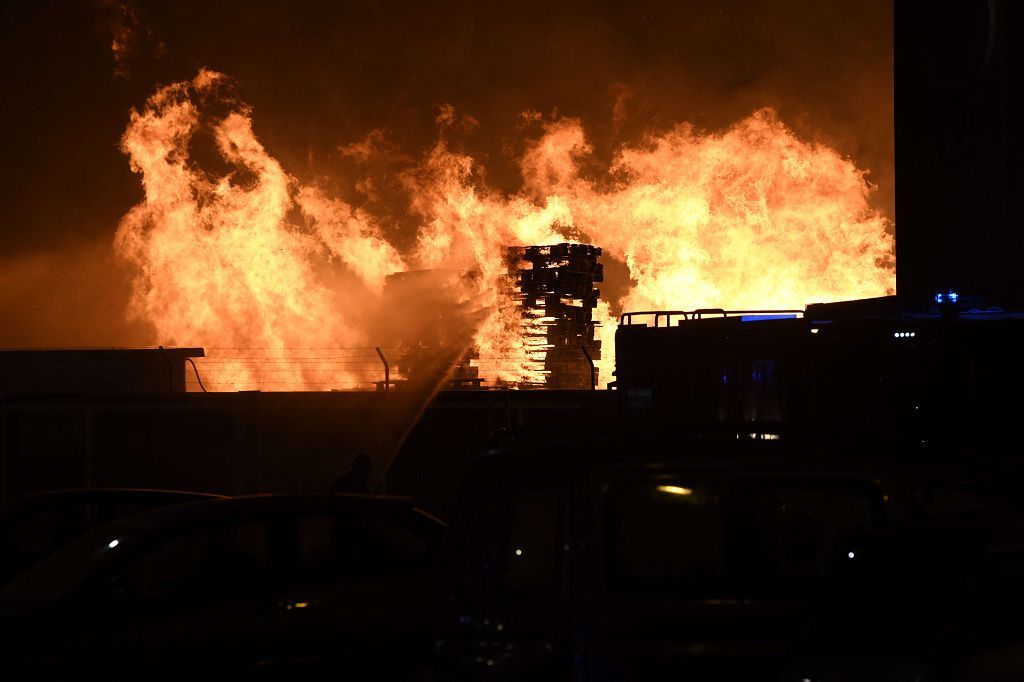 Estas son las imágenes que el aparatoso incendio de Puente Tocinos ha dejado este sábado