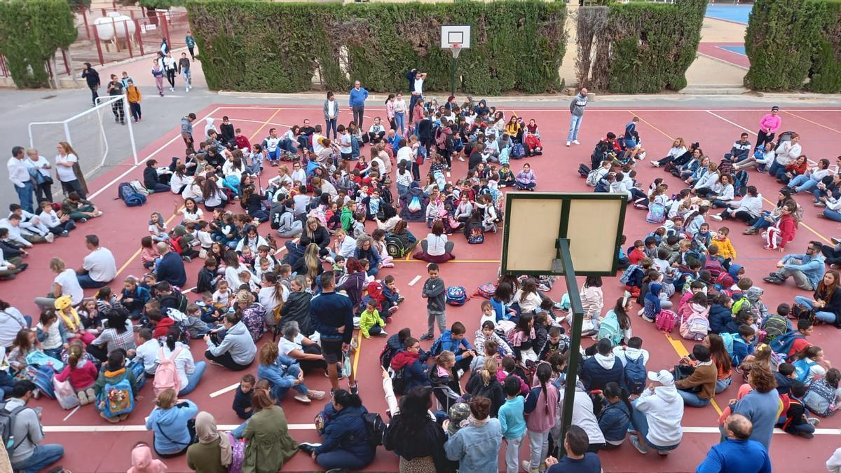 Los escolares del Colegio Arbre Blanc durante la protesta para pedir la vuelta de su cuidadora.