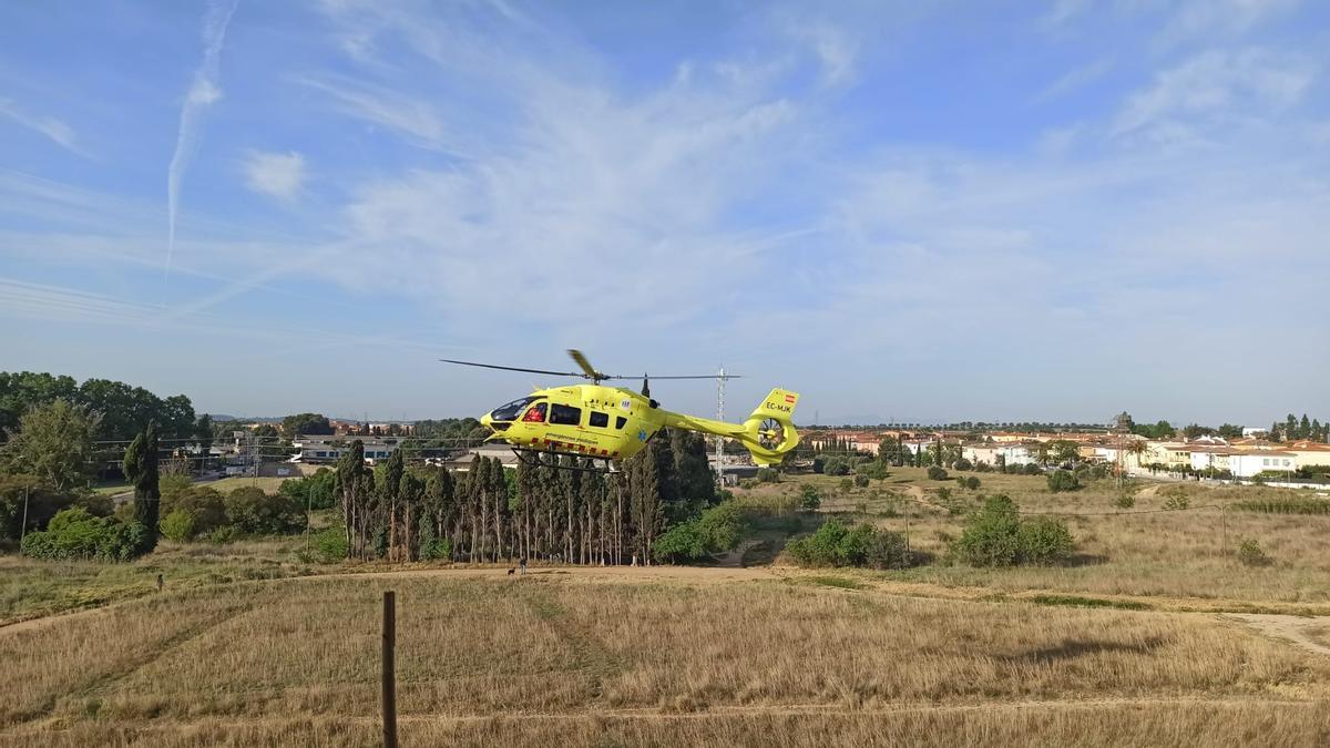 L'helicòpter del SEM aterrant a Figueres per un accident de trànsit aquest 5 de maig