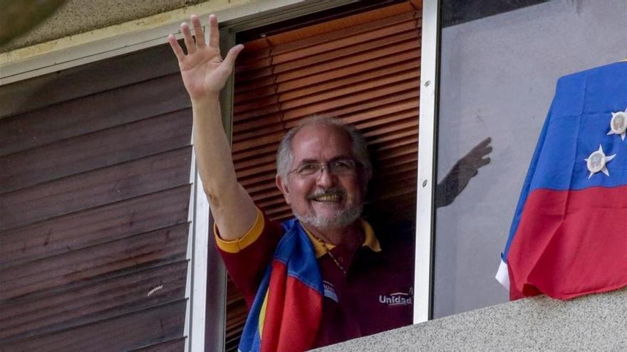 El alcalde de Caracas escapa del arresto domiciliario y se refugia en Colombia