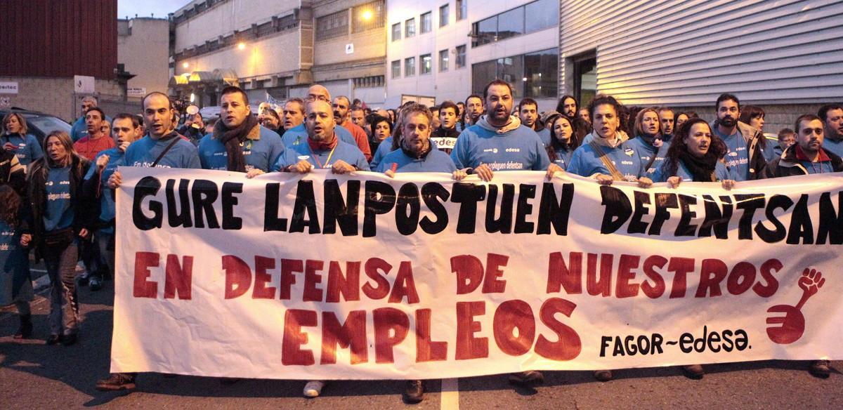 GRA335. BASAURI (VIZCAYA), 14/11/2013.- Los trabajadores de la plantilla de Edesa en Basauri durante la manifestación en protesta por la entrada de la empresa en concurso de acreedores junto con el resto de Fagor Electrodomésticos. La protesta ha arrancado pasadas las 18.00 horas en la localidad vizcaína al grito de No al cierre de Fagor Electrodomésticos.