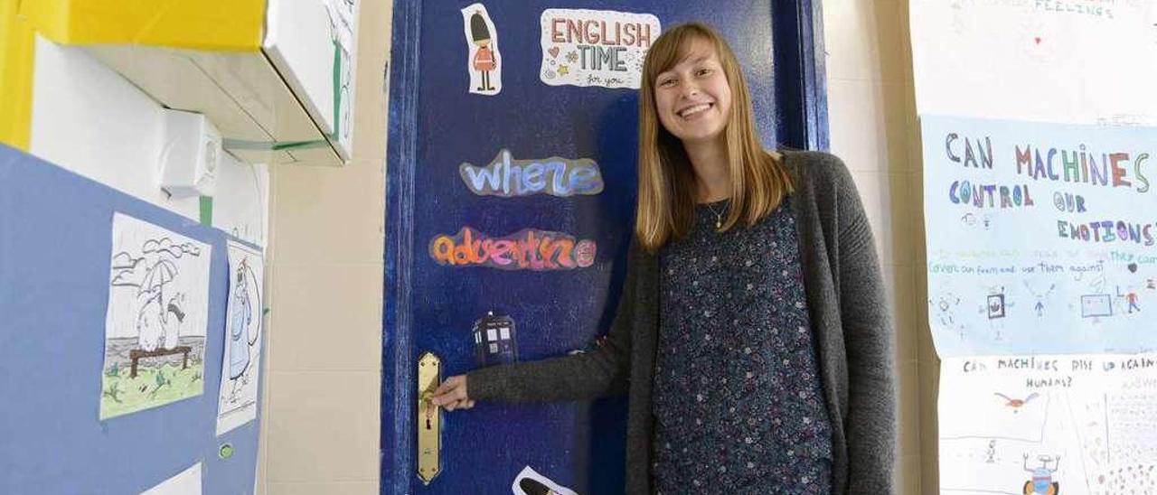 La británica Alyssa Browne, ayer, ante la puerta de aula de Inglés del CEIP de Silleda. // Bernabé/Javier Lalín