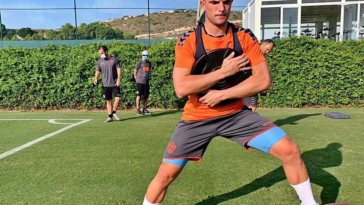 Raúl Guti, durante un entrenamiento de la temporada pasada en La Finca Resort Golf de Algorfa.