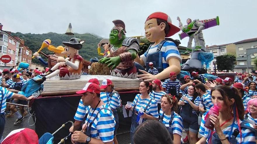 Barbón y Ayuso, unidos por un &quot;ave de caleya&quot;: Laviana celebra la gran fiesta del Descenso Folklórico con 7.000 participantes