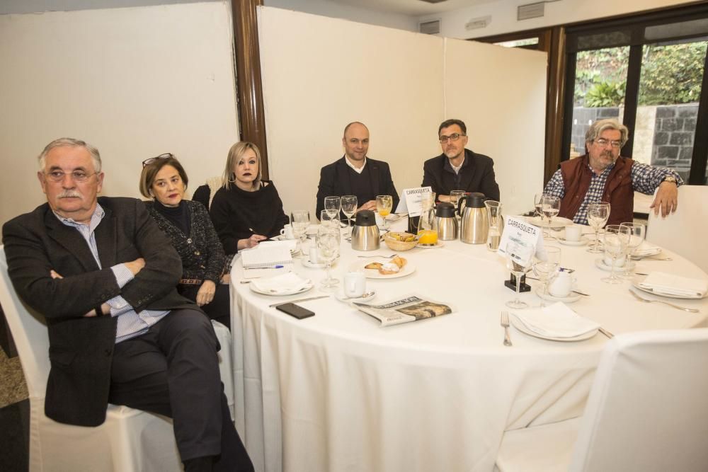 El primero por la izquierda, Manuel Ruano, consejero de Atlas-Aludium. De INFORMACIÓN, la redactora Rosa Carrizosa y la jefa de Economía, María Pomares. Junto a ellos, Gregorio Sánchez, de Información TV; José Antonio Trigueros, presidente del Observatorio Económico de Alicante; y el sociólogo Antonio Balibrea.