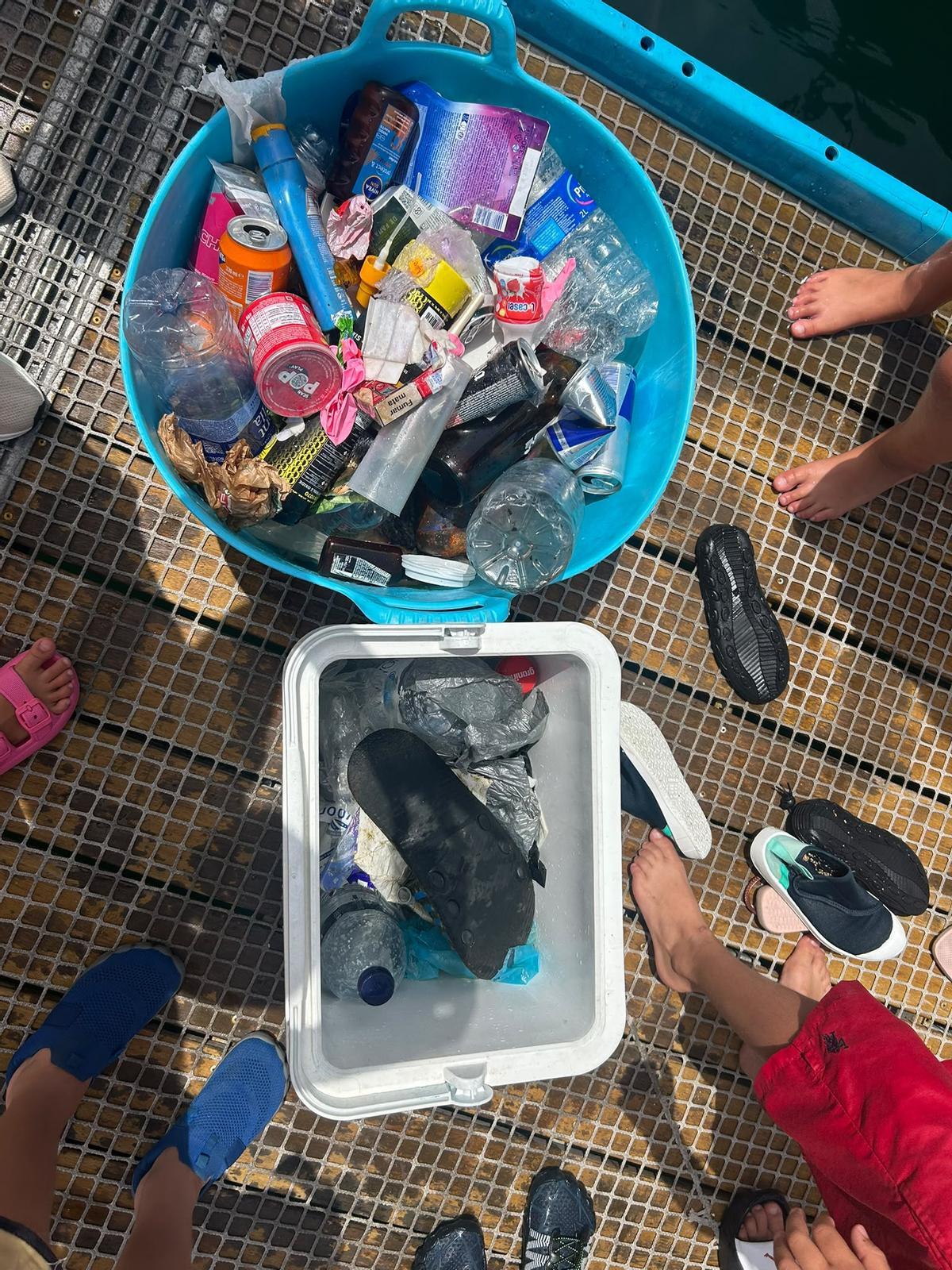 Los residuos sacados del mar por los alumnos