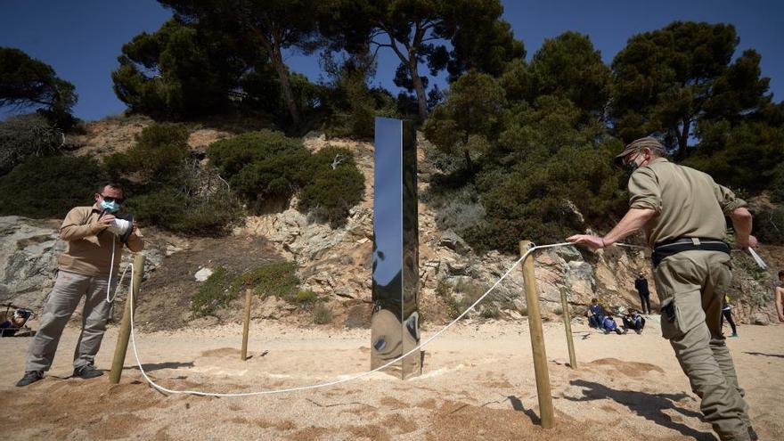 Apareix un misteriós monòlit a la platja de sa Conca