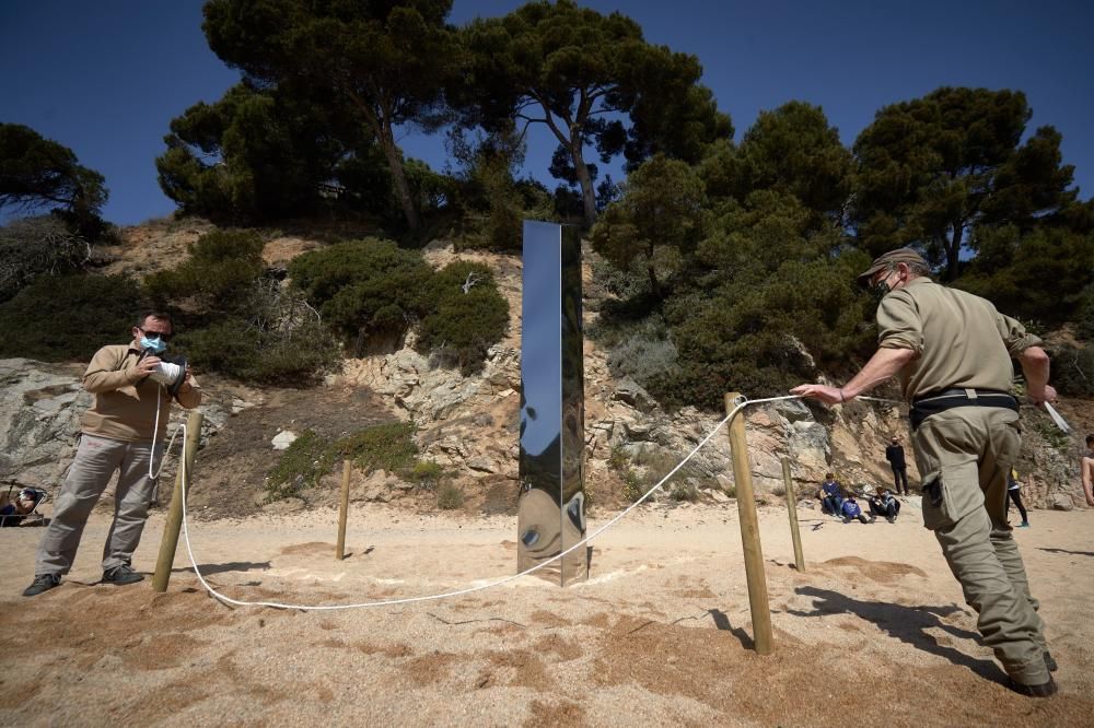 Apareix un misteriós monòlit a la platja de sa Conca