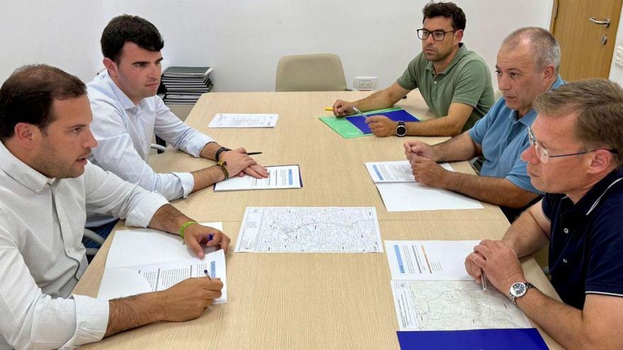 Los mandatarios, reunidos ayer en el consistorio estradense con un técnico de Tysgal.