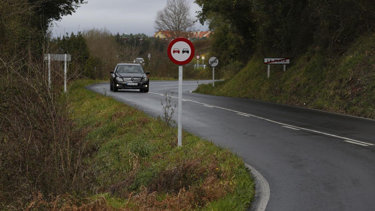 VEHICULOS CIRCULANDO POR LA CARRETERA DE LA PLATA