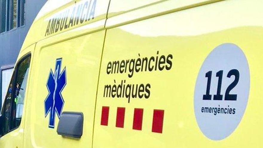 El ferit ha estat evacuat en una ambulància.