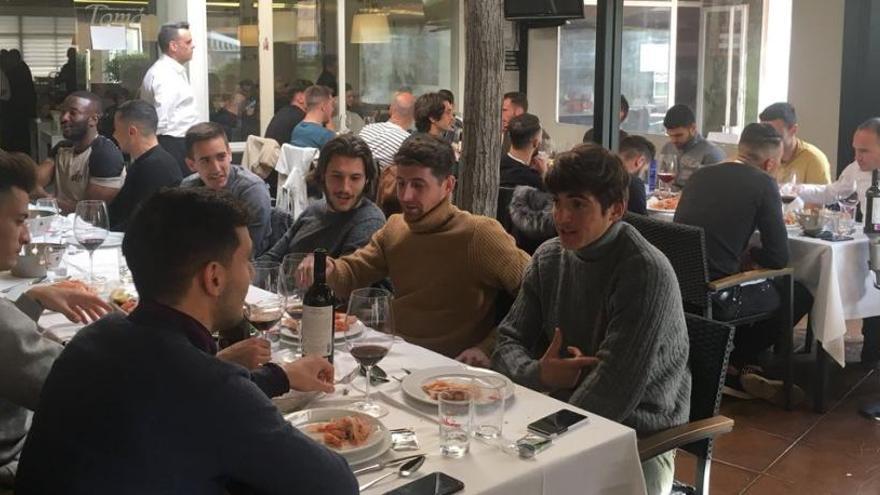 Los jugadores del Elche, durante la comida celebrada en Crevillent