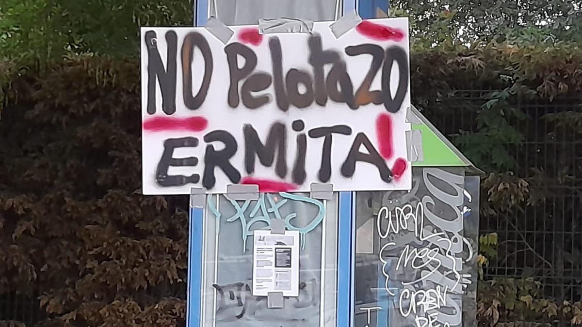 Pancartas vecinales contra el nuevo plan de urbanización de la Ermita del Santo.