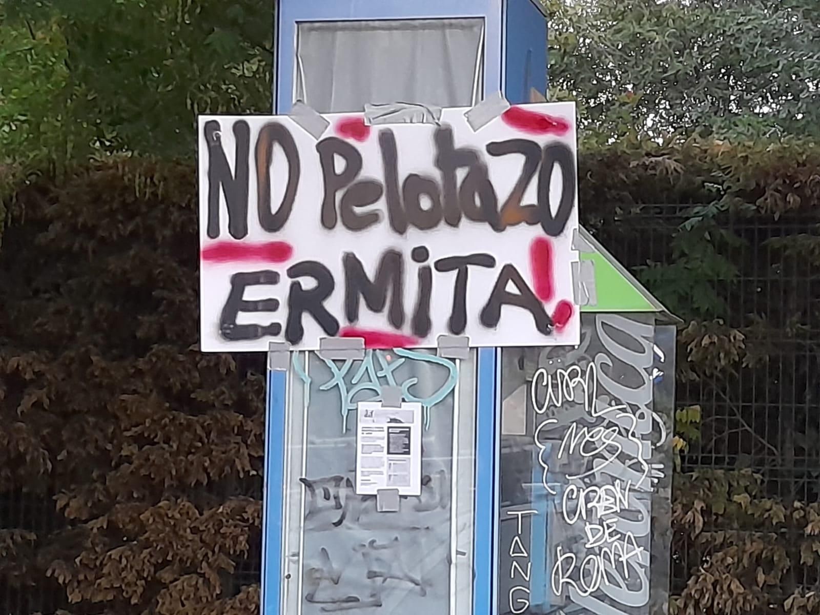 Pancartas vecinales contra el nuevo plan de urbanización de la Ermita del Santo.