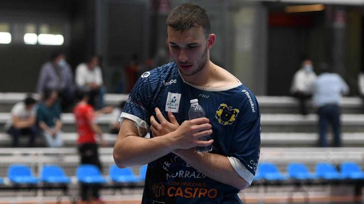 Alberto Martín se retira lesionado en el partido ante el Cisne.