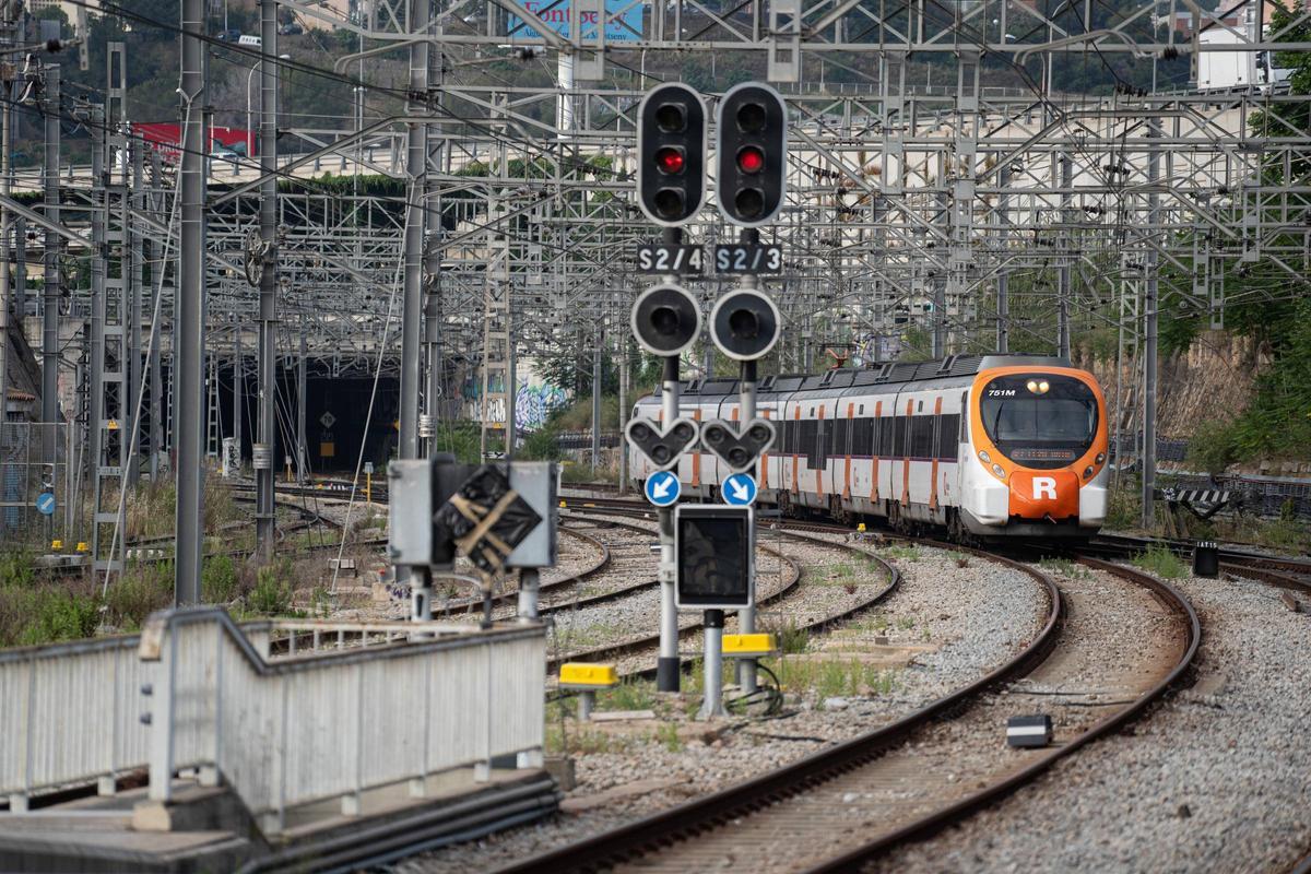 La estación de Rodalies de Montcada Bifurcació, en el primer día laborable en que vuelven a funcionar las líneas R3, R4 y R7
