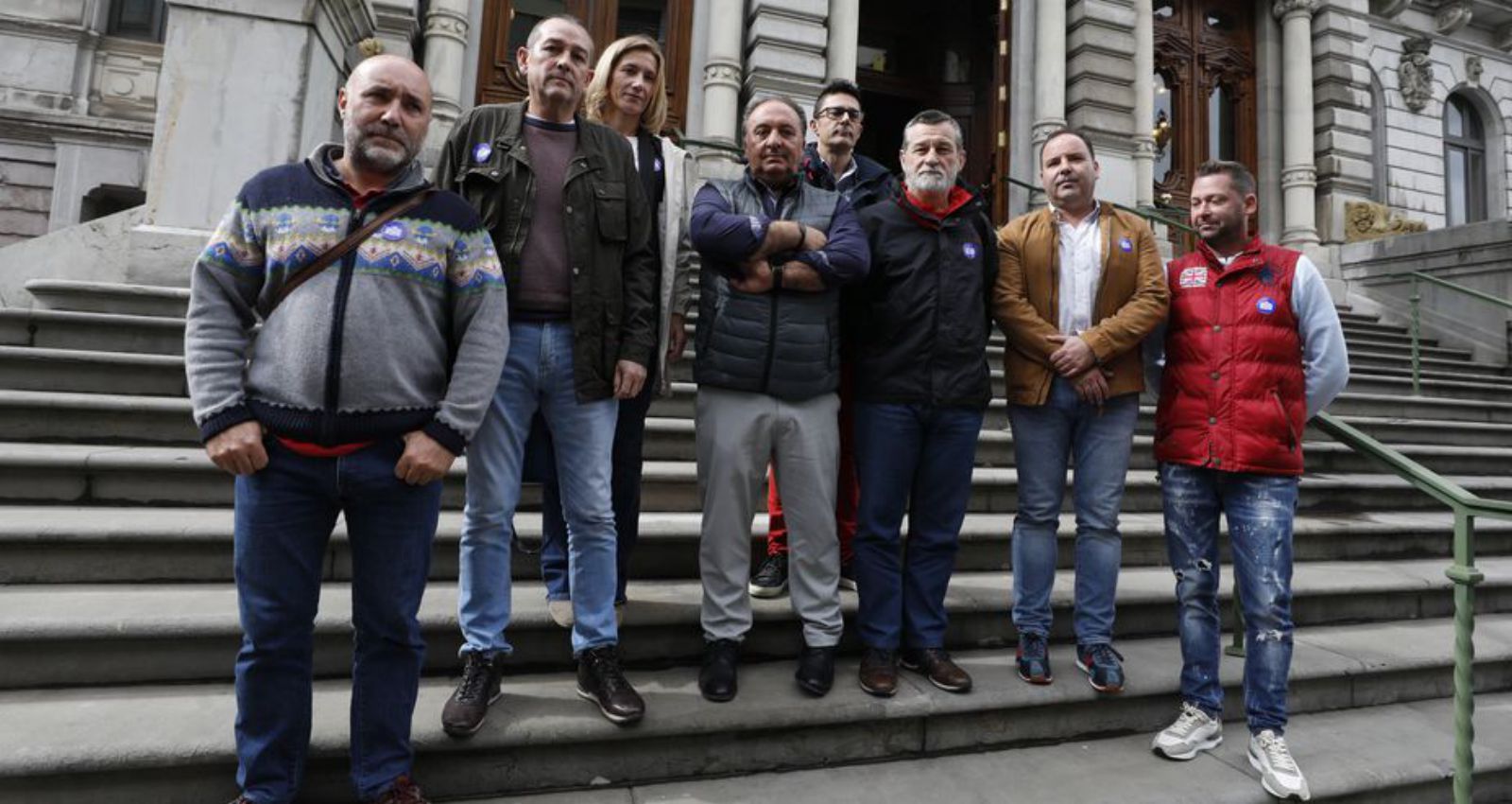 Dirigentes de industria de UGT y CC OO y delegados de ambos sindicatos en Duro Felguera, ayer, a la entrada del Parlamento asturiano. | L. Murias