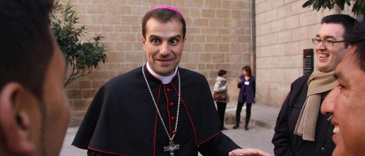 El obispo de Solsona renuncia "por amor" al mantener una relación con una escritora de novelas eróticas y satánicas