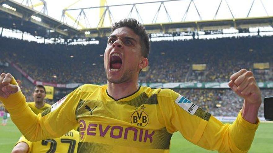 Marc Bartra celebra la classificació per la Lliga de Campions després de vèncer el Werder Bremen