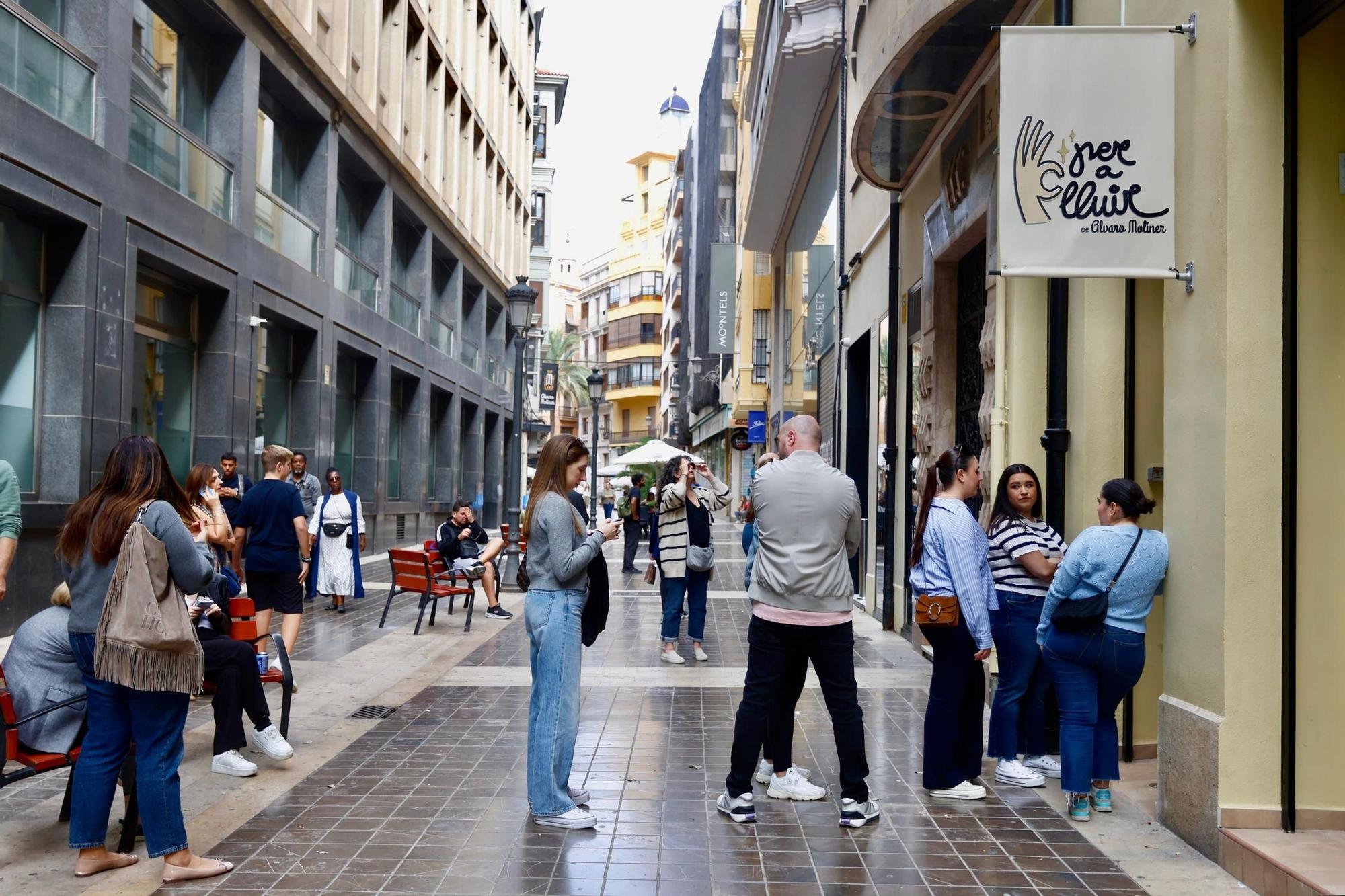 Colas en las tiendas de indumentaria valenciana