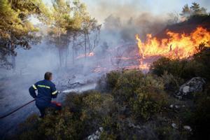 Incendios descontrolados en las islas griegas de Corfú y Rodas