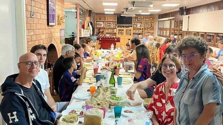 Els veïns de Castellar de la Ribera gaudeixen de la seva Festa Major amb àpats compartits