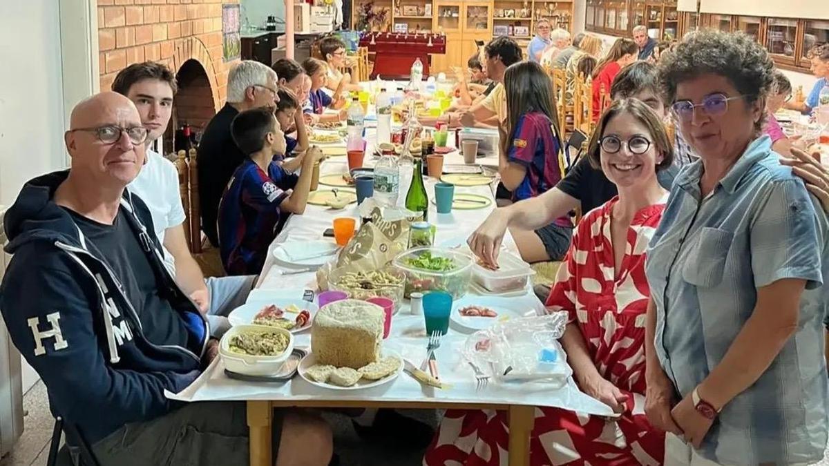Alguns dels veïns que van participar en el "sopar de cistella"