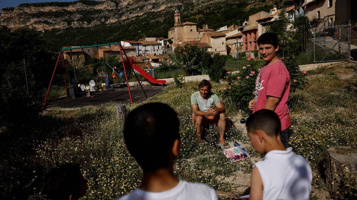 Eloy Moliner, 12, Achraf Labriyaj, 9, Youssef el Hadri, 9, Ismael Labriyaj, 12, tienen clase con su profesor Alberto Toro al aire libre en Pitarque, Teruel, una de las regiones menos pobladas de la Unión Europea. Solo cuatro niños mantuvieron abierta la escuela en la aldea remota, pero como dos de ellos se mudaron, la escuela se cerrará. “Cuando tienes estudiantes de diferentes edades juntos y te faltan ciertos recursos, tienes que innovar, y eso es algo maravilloso. Estamos en un ambiente seguro, hermoso, donde hemos podido tomar la clase al aire libre y aprender directamente de la naturaleza. . Toro dice. Toro ha pasado los últimos 14 años enseñando aprendizaje basado en el pensamiento e inteligencia emocional a los últimos niños criados en Pitarque.