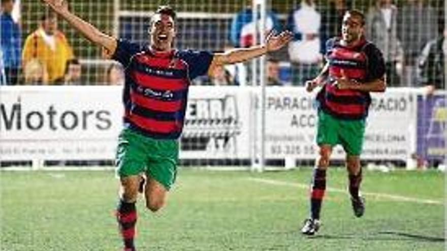 Planagumà celebra l&#039;últim gol que ha marcat amb el Llagostera.