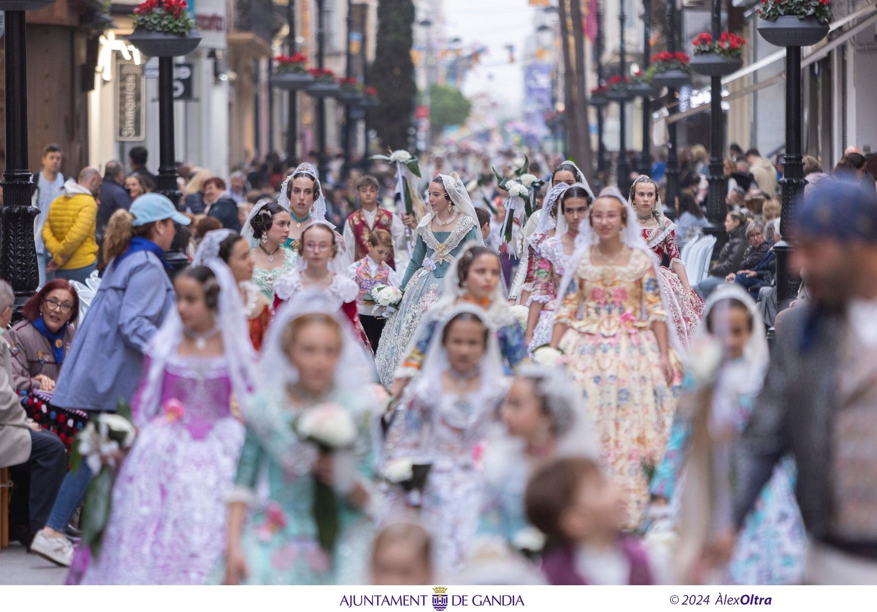 Bellas imágenes de la Ofrenda de las Fallas de Gandia