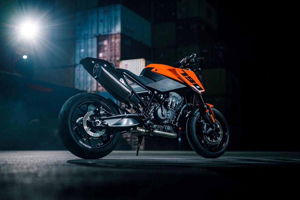 Pese a ofrecer una imagen más robusta y una sensación de mayor empaque, la KTM 790 DUKE 2027 consigue reducir su peso en dos kilogramos.