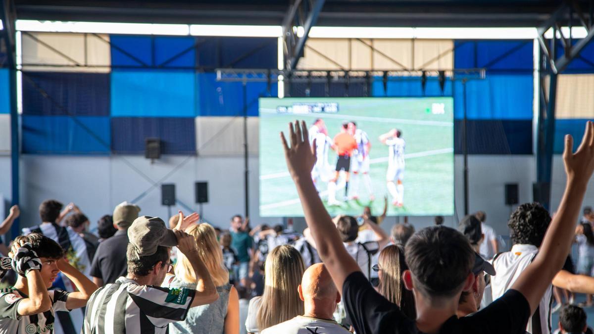 Vídeo | Los aficionados del CD Badajoz celebran el ascenso de su equipo a Segunda Federación