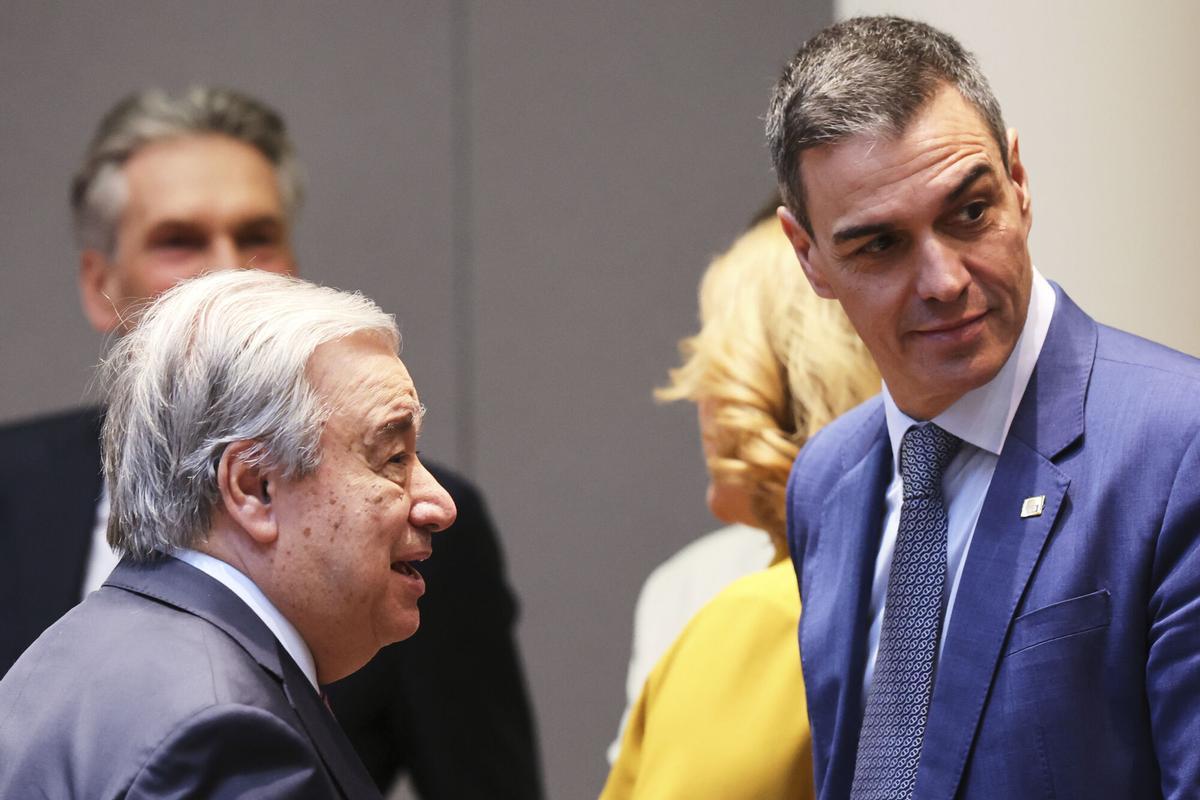 El secretario general de la ONU, António Guterres, conversa con el presidente del Gobierno, Pedro Sánchez, durante el Consejo Europeo celebrado este jueves en Bruselas.