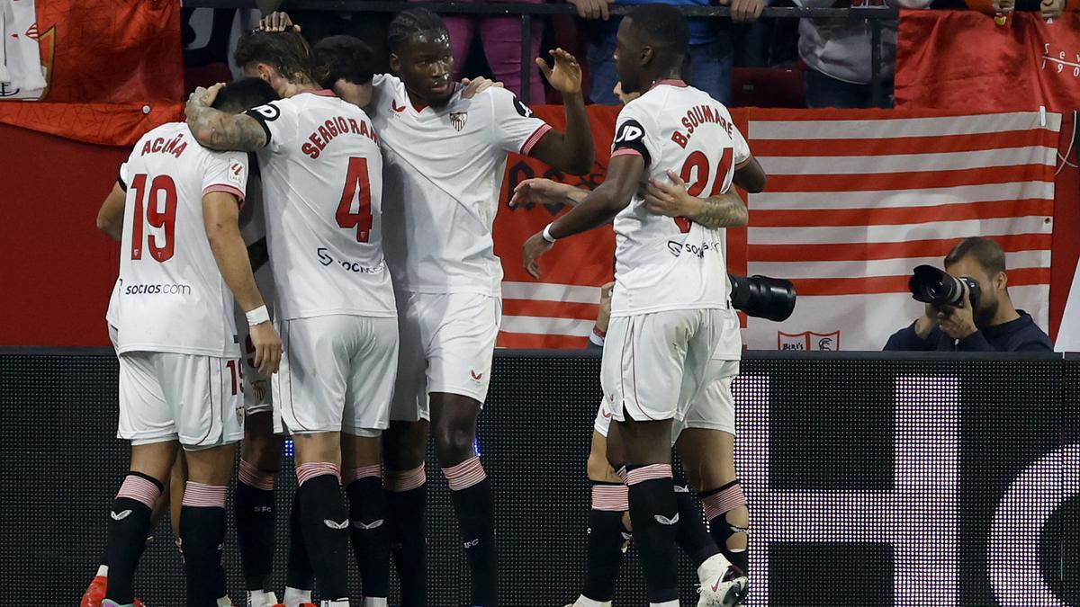 Los jugadores del Sevilla celebran el gol de su equipo frente a Osasuna en la jornada 22 en el estadio Sánchez-Pizjuán.