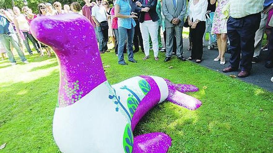 Al fondo, una de las artistas explica su creación a los asistentes a la inauguración de la muestra.