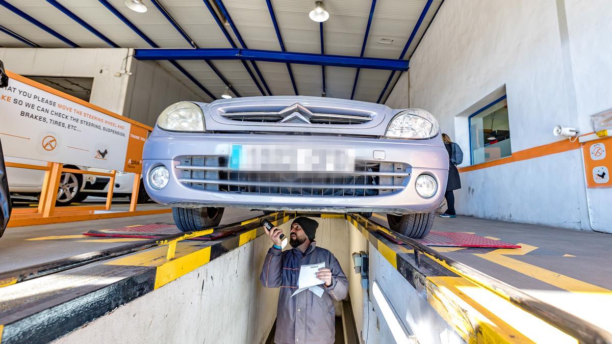 Vehículos pasando la inspección este lunes en las instalaciones de las estaciones de ITV de Benidorm.