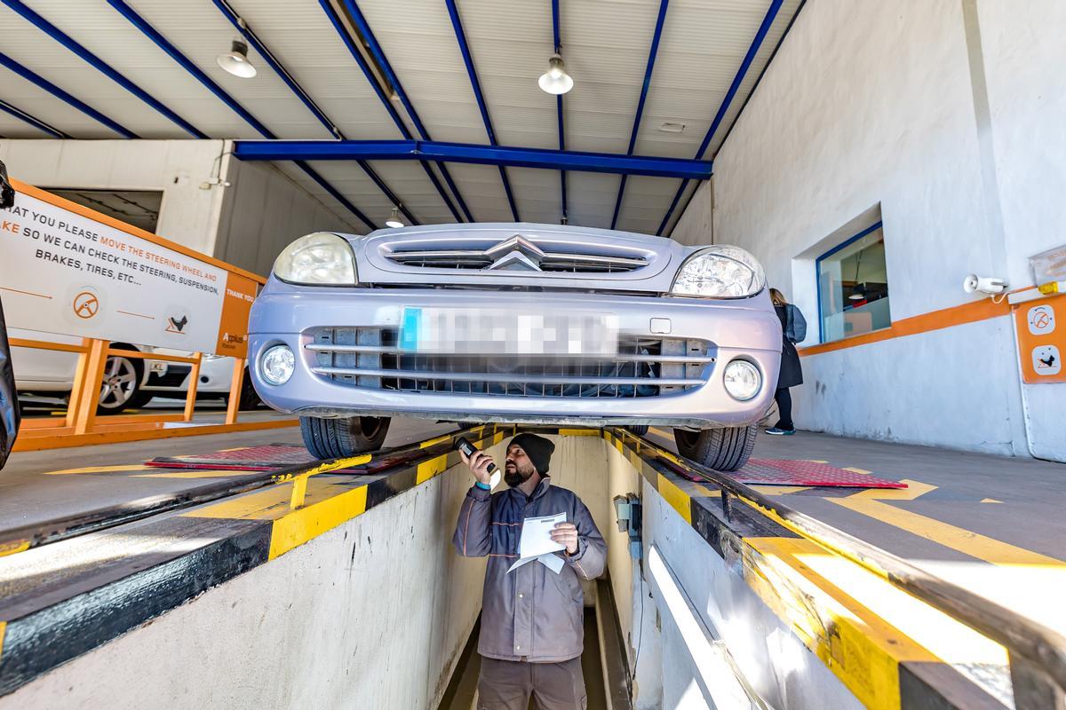 Vehículos pasando la inspección este lunes en las instalaciones de las estaciones de ITV de Benidorm