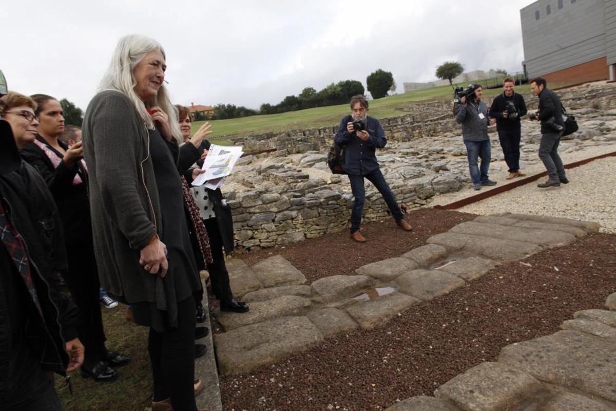 Mary Beard visitando la Villa Romana de Veranes Mary Beard visitando la Villa Romana de Veranes