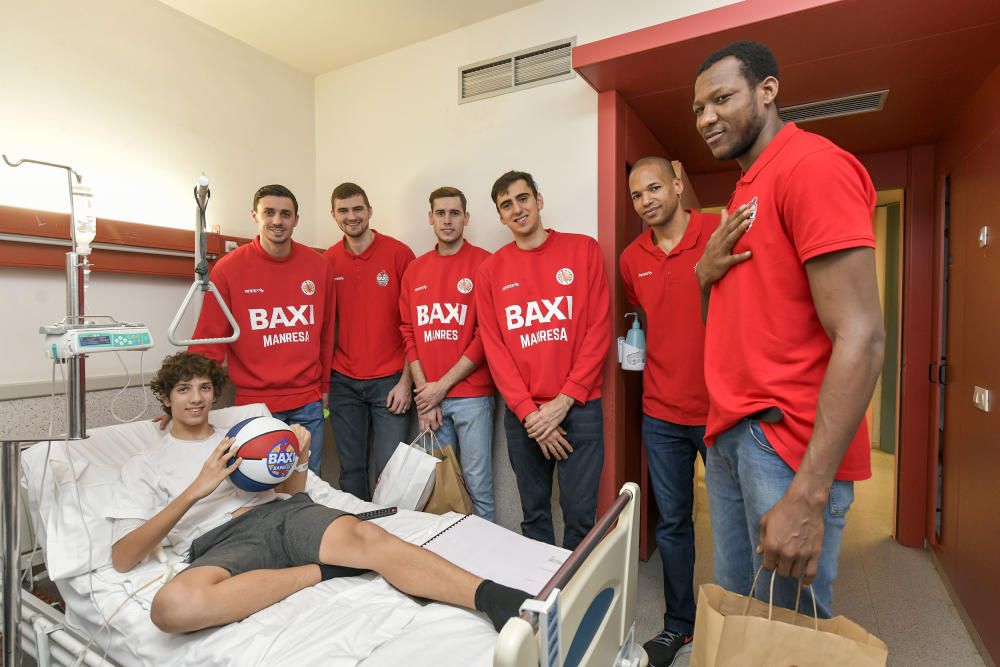 La visita dels jugadors del Baxi a la planta de pediatria de Sant Joan de Déu