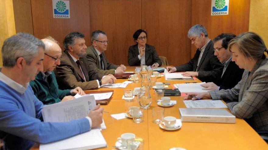 Belén Fernández, en el centro de la mesa, preside el consejo de administración de Cogersa.