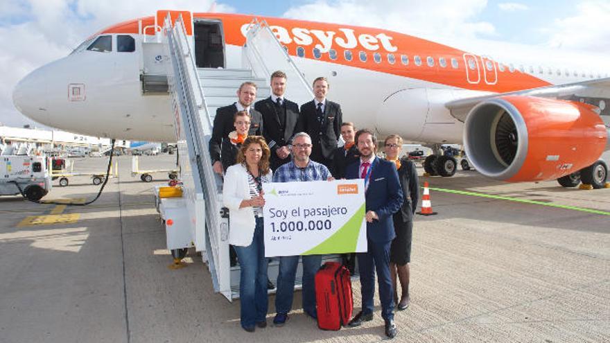 Miguel Ángel Izquierdo junto a responsables de EasyJet y AENA, ayer.