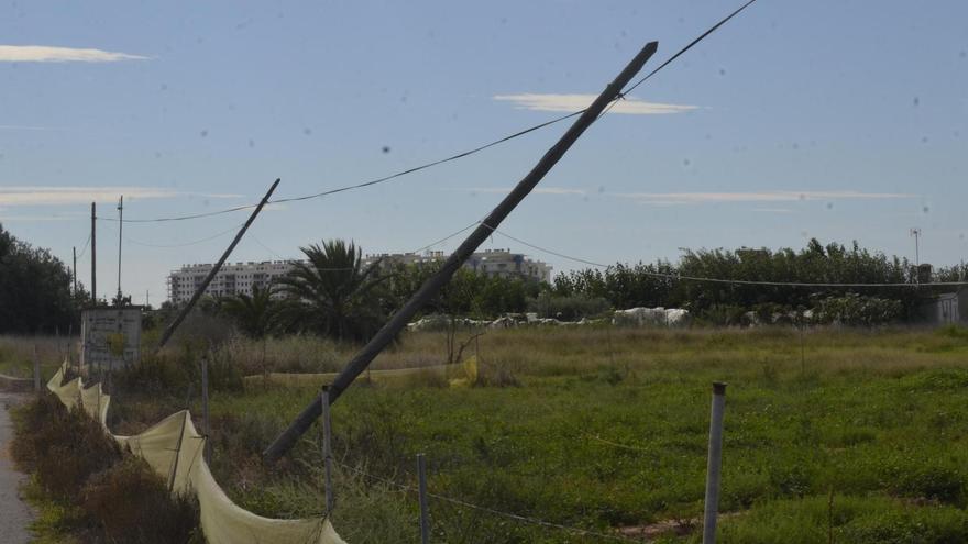 El Ayuntamiento de Moncofa teme que el desprendimiento de los dos postes telefónicos pueda crear una caída en cadena.
