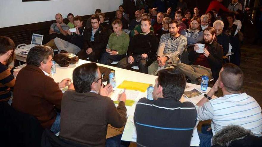 Una de las charlas organizadas por Podemos Pontevedra sobre el futuro de la planta de Ence. // R. V.