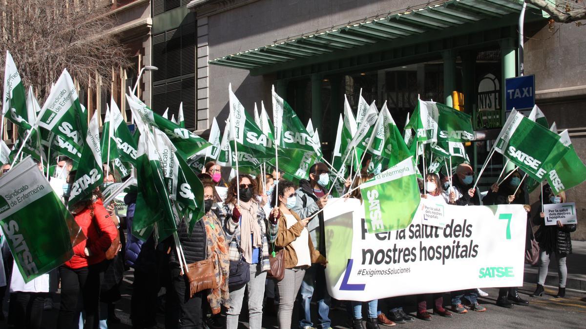 Sanitaris concentrats a les portes de l&#039;Hospital Clínic de Barcelona per demanar millores a la sanitat catalana