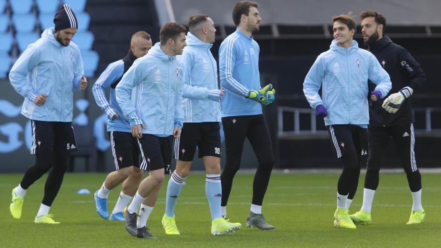 Los jugadores del Celta, durante el entrenamiento. // R. Grobas