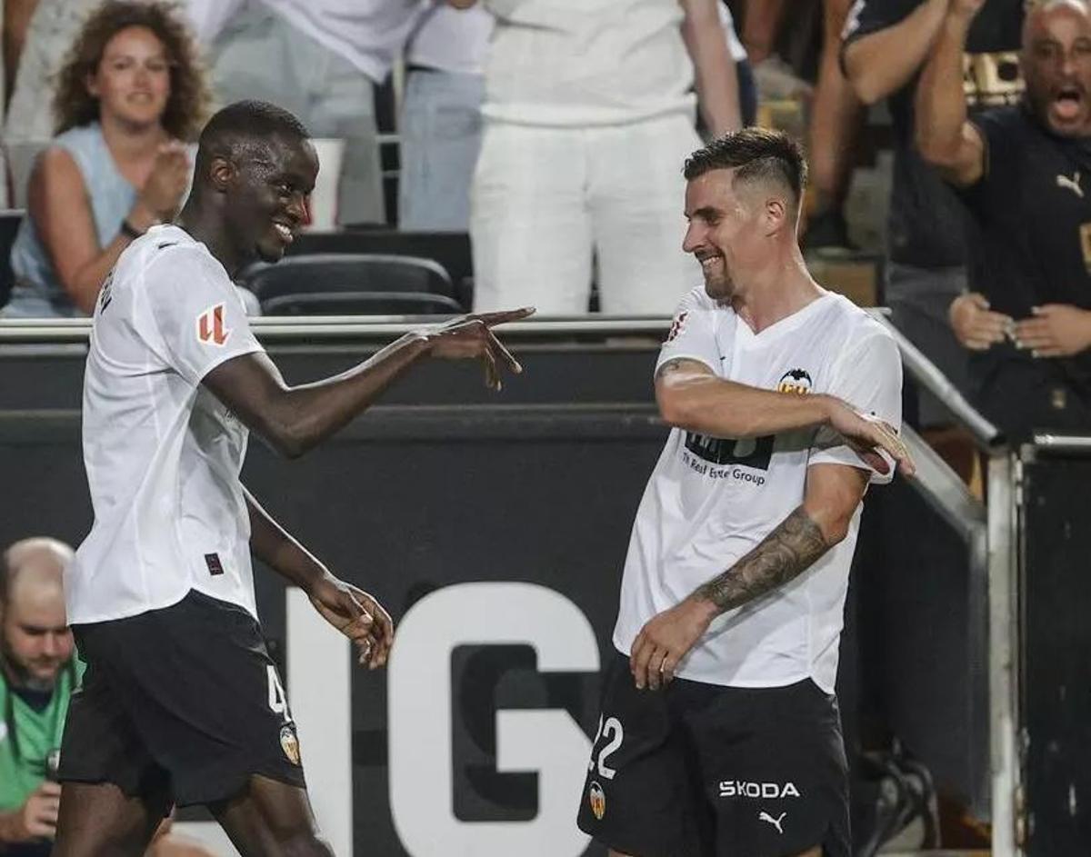 Diakhaby, jugador que ha luchado contra el racismo en el fútbol español, celebra un gol junto a Santamaría