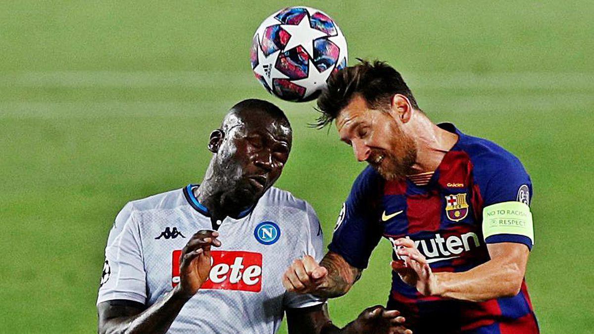Koulibaly y Messi disputan el balón, ayer.