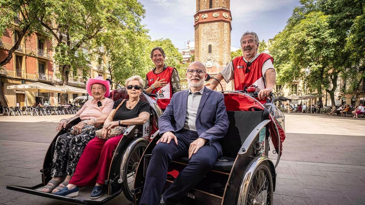 La Berta, la Montse, en Jesús i en Dídac, juntament amb el director general de Gent Gran de la Generalitat, Pedro Cano.