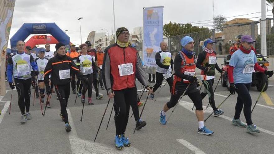 Participantes de la marcha nórdica desde el polideportivo José Antonio Alemany de Gran Alacant