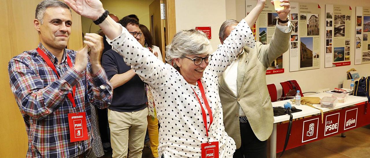 Ana González entra con los brazos en alto en el salón de la Casa del Pueblo al final del recuento de los votos en las municipales de 2019 que la convertirían en ganadora. Tras ella, Iván Fernández Ardura, secretario general del PSOE gijonés.